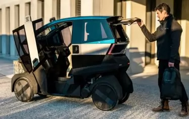 Отзад има малък багажник, който може да увеличи обема си с избутване на задната седалка