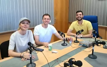  Стефания и Додо разказват в радио-студиото как се прави стендъп театър.