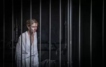  Ирини Жамбонас като Ксантипа - злата съпруга на Сократ.