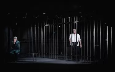  Решетките от сценографията на Никола Тороманов говорят, че всичко е относително.