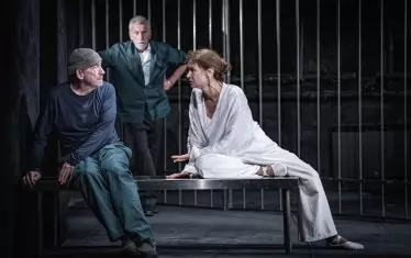  Сократ, Ксантипа и Палачът: костюмите им са проектирани от Ясмин Манделли.