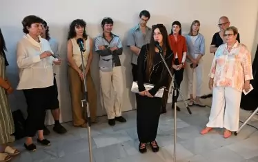 Момент от награждаването с основателката на приза Мария Василева (вляво) и директорът на СГХГ Аделина Филева (вдясно).