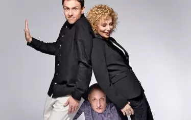  Двамата актьори с режисьора на спектакъла Ники Гундеров.