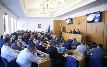 Ударните партийни трансфери засрамиха футбола