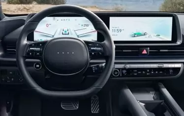 Hyundai Ioniq 6 запазва голям дисплей, но оставя копчета за силата на звука и бутони за някои функции наклиматика
