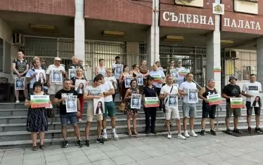 Протестът пред Съдебната палата в Плевен преди началото на заседанието.