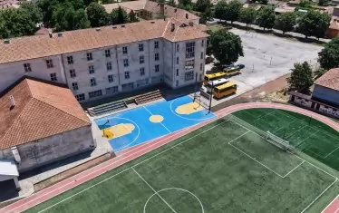  Поглед върху по-голямата част от двора.