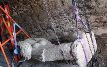 Със сложни приспособления скулптурата поема към музея на Петрич.