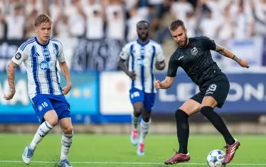 Опитният халф на "Арда" Антонио Вутов (вдясно) финтира Йере Калинен (вляво) по време на реванша в Хелзинки.