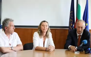 Просветният министър Красимир Вълчев призова ректорите да изчакат промените в закона за висше образование и да не събират високите такси. 