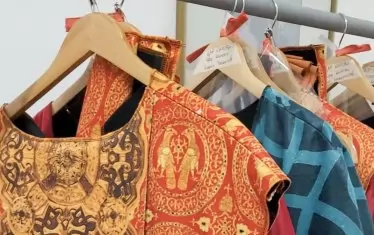  Костюмите чакат своите изпълнители.