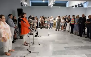 Инициаторът Мария Всилева и директорът на СГХГ Аделина Филева (вляво) обявяват победителя от конкурса за 2024-а.