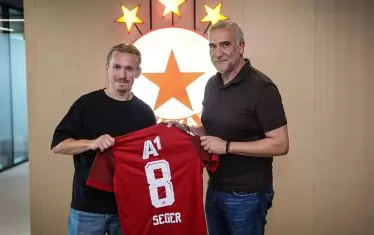 Шведският халф Давид Сегер беше представен в ЦСКА от спортния директор Пауло Нога.