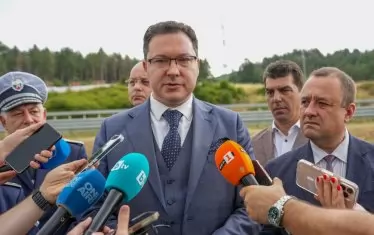  Вътрешният министър Даниел Митов и регионалният министър Иван Иванов се скъсват да се хвалят как от техните мерки имало резултати на пътя, докато там гастарбайтер отнася и убива семейство в аварийната лента