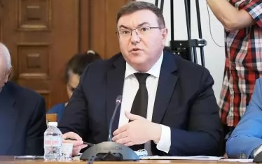 Заплатите на младите медици остават за януари