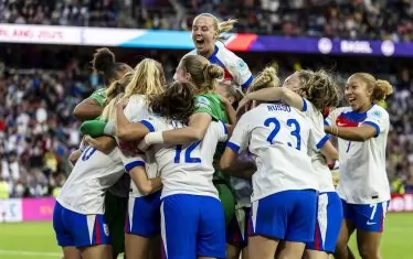 Англичанките се прегръщат след щастливия за тях развой при дузпите във финала срещу Испания, игран в Базел.
