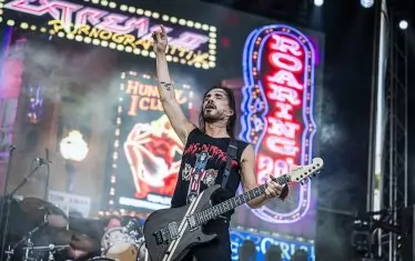 30 години по-късно Нуно Бетънкорт от "Екстрийм" още е секс символ...