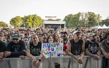 ... както подсказват и плакатите на фенките.