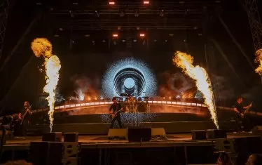 Момент от зрелищното изпълнение на "Годжира"