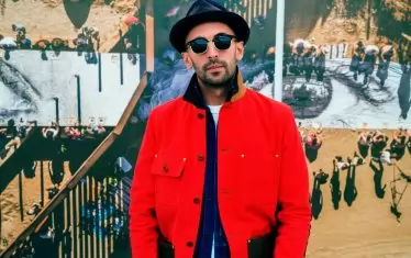  Артистът Джей Ар се занимава с улично изкуство, фотография, кинорежисура.