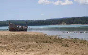 Недовършеният кораб край язовира