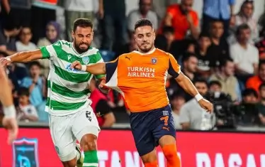 Защитникът на "Черно море" Цветомир Панов (вляво) дърпа за фланелката Юсуф Саръ ("Истанбул Башакшехир") в опит да го спре по време на мача в Турция.