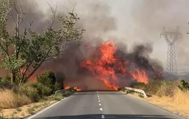 Вчера пожар затвори и пътя край бургаското с. Маринка. 