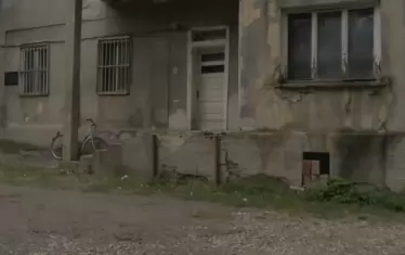 Медицинска сестра отива на съд за смърт на вързан в психиатрия младеж