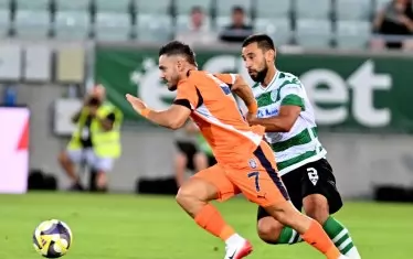 Крайният защитник на "Черно море" Цветомир Панов (вдясно) се мъчи да спре атаката на Юсуф Сари ("Истанбул Башакшехир") по време на мача в Разград.