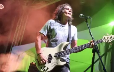 Основателят и главна движеща сила на "Ревю" Васил Гюров по време на изпълнението на групата на сцена "Строежа".