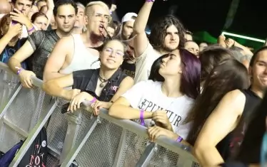 През цялото време публиката се раздаваше пред сцените.