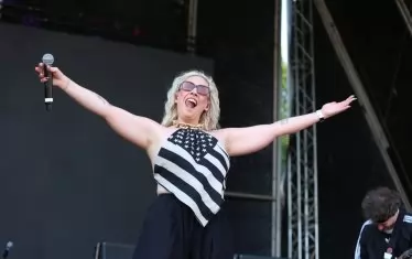 Жегата не стопи усмивката на вокалистката на шотландците Vukovi - Джанин Шилстон.