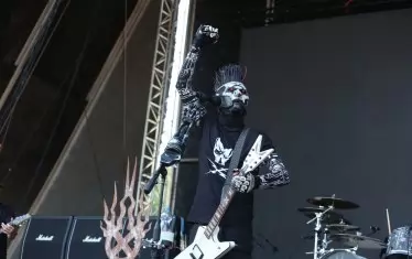 Xer0, настоящият вокалист на Static-X, беше маскиран, като символ, че трудно може да бъде заместен покойният основател на групата Уейн Статик.