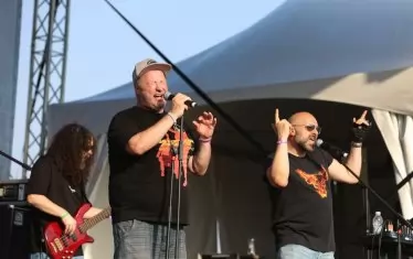 Винаги шарени, "Анимационерите", водени от Георги Згуров-Гурко (в средата), дадоха нотка свежест в горещия неделен следобед на сцена "Строежа".