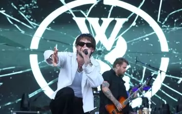 While She Sleeps също не разочароваха със сета си, а техният певец дори се гмурна в публиката.