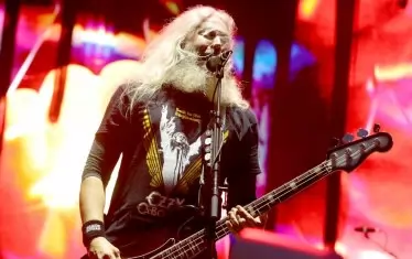 Фронтменът на Mastodon Трой Сандърс почете Ози Озбърн излизайки направо с тениска с неговия лик.