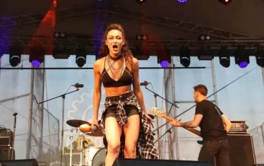 Юлия Йорданова, лидерът на "Керана и космонавтите" се чувстваше в свои води на сцената в Пловдив.