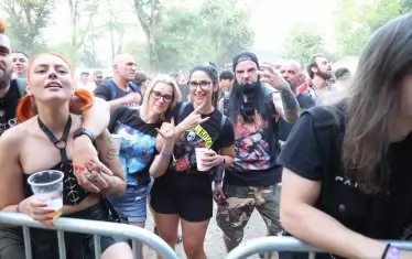 Рок феновете също бяха на ниво през цялата вечер.