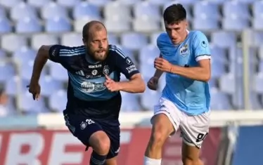 Най-популярният играч в състава на ХИК - Теему Пуки (вляво), бивш нападател на "Шалке 04" и "Норич", е атакуван за топката от халфа на "Арда" Лъчеза Котев.