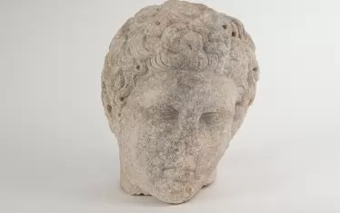 Главата на статуята вече е на мястото си.