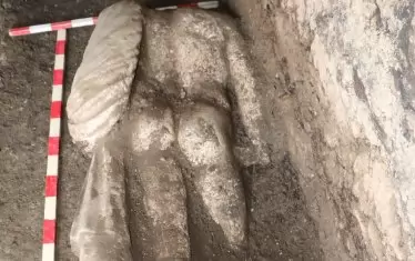 Втората статуя в Големия канал на античния град.