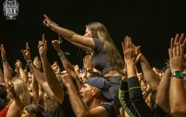 Фенове на W.A.S.P. по време на изпълнението на бандата.