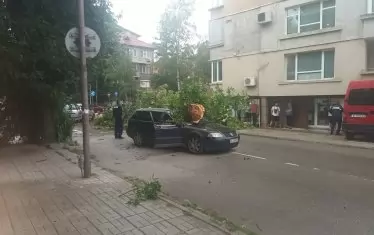 Ураганен вятър спря движението по Дунав мост при Русе