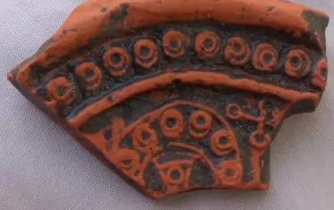   Фрагмент от ранновизантийска глинена лампа с изображения на кръстове, намерена край гробницата.
