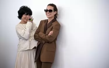 Македонската режисьорка Теона Стругар Митевска позира със шведската актриса Нуми Рапас.