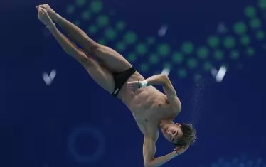 Цветомир Ереминов по време на един от скоковете си от 10-метровата кула в Сингапур.