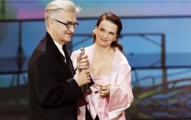 Жулиет Бинош му връчва Европейска филмова награда за цялостен принос.