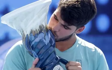 Новият шампион целува трофея си.