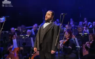  Тенорът Борис Тасков, популярен с образа на Квазимодо от мюзикъла "Парижката Света Богородица" на Рикардо Кочанте, е сред солистите.