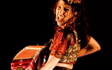  Актрисата пее и танцува.